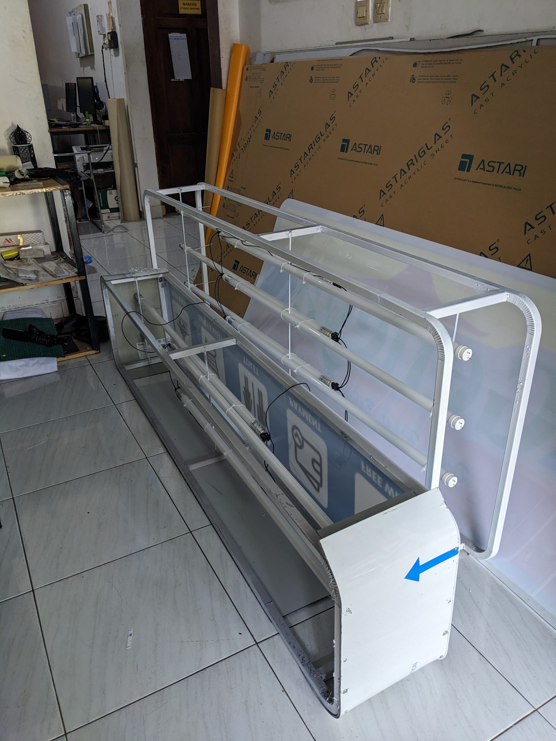 Neon Box Akrilik vs Backlite di Kab Semarang